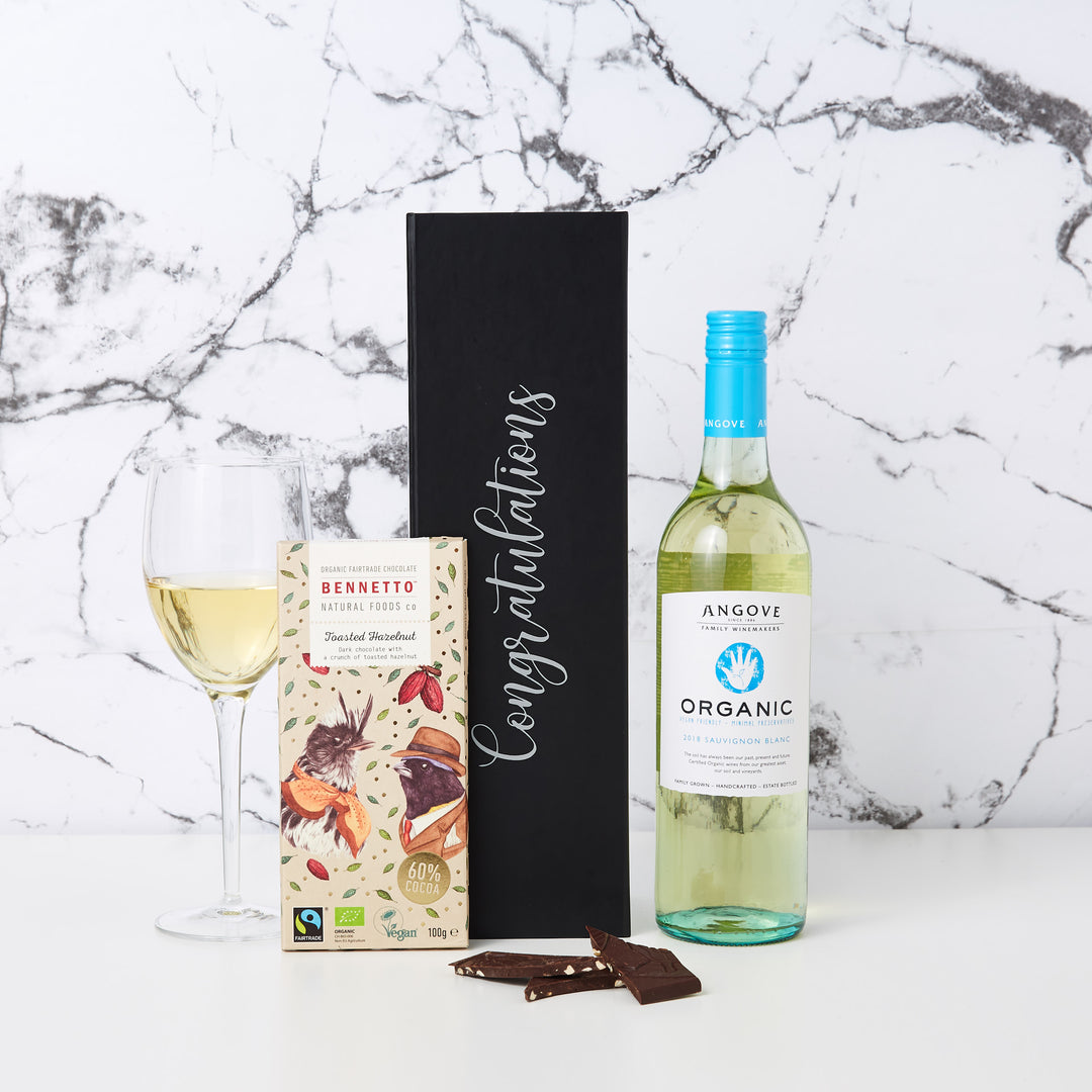 Congratulations Organic White Wine and Chocolate Hamper is a stylish gift hamper. It comes with a bottle of Organic White wine and a block of Bennetto Chocolate. This gift hamper comes personalised with Congratulations printed on the box. 